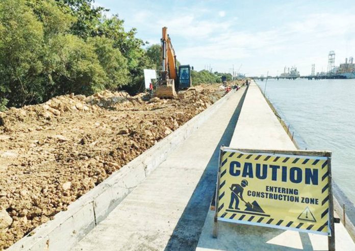 Ongoing works at the flood mitigation project in Bo. Obrero, Lapuz, Iloilo City now face uncertainty after Discaya-owned contractors lost their licenses, leaving the P400-million undertaking in limbo. AJ PALCULLO/PN