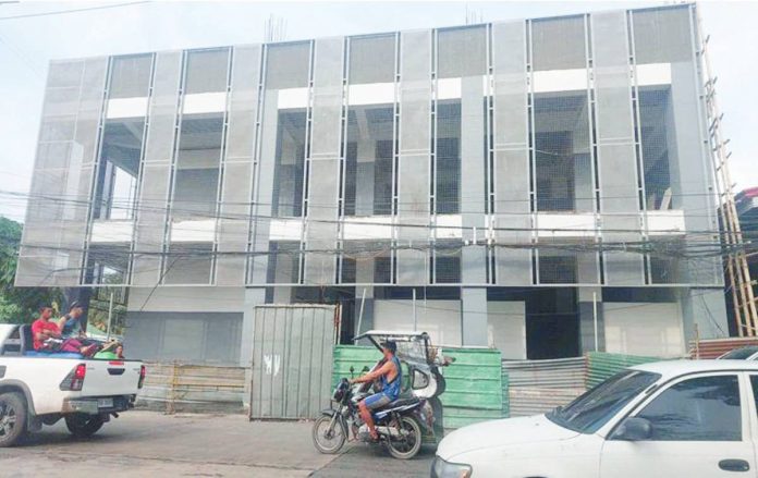 The Mandurriao Public Market building in Iloilo City is set for turnover by the Department of Public Works and Highways – Iloilo City District Engineering Office to the city government despite incomplete facilities, with only 80 of the planned 200 stalls completed. BOMBO RADYO ILOILO PHOTO