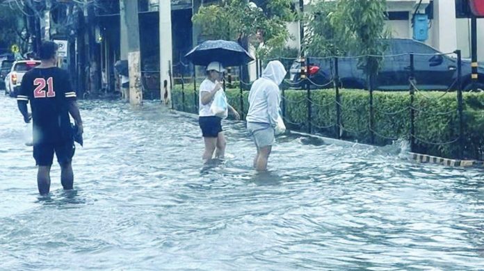 Motorists and pedestrians brave flooded streets in Iloilo City as Tropical Storm “Opong” unleashes hours of relentless rain, submerging 88 barangays across all seven districts. AJ PALCULLO/PN