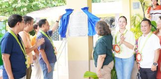 Gov. Arthur Defensor Jr. (third from left) leads the unveiling of a marker with Mayor Suzette Mamon during the turnover of school infrastructure projects worth over P26.2 million in Badiangan, Iloilo, highlighting the province’s continuing investment in education. Also in photo, among others, is Vice Gov. Lee Ann Debuque (second from right). PHOTO FROM BALITA HALIN SA KAPITOLYO