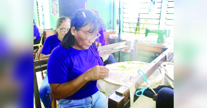 neljoy DSWD copy_superimposed Women members of the WUTHLE Livelihood Association in Santa Barbara, Iloilo showcase their lace-making skills — a traditional craft that has become a steady source of income and empowerment for marginalized groups. DSWD-6 PHOTO