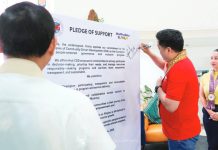 Department of Social Welfare and Development (DSWD) secretary Rex Gatchalian signs the pledge of support during the launch of Iloilo’s first Community-Driven Development (CDD) Day at the provincial capitol. The annual observance, to be held every third Wednesday of September, affirms the province’s commitment to participatory governance, inclusive growth, and community empowerment. PHOTO FROM BALITA HALIN SA KAPITOLYO