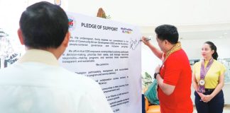 Department of Social Welfare and Development (DSWD) secretary Rex Gatchalian signs the pledge of support during the launch of Iloilo’s first Community-Driven Development (CDD) Day at the provincial capitol. The annual observance, to be held every third Wednesday of September, affirms the province’s commitment to participatory governance, inclusive growth, and community empowerment. PHOTO FROM BALITA HALIN SA KAPITOLYO