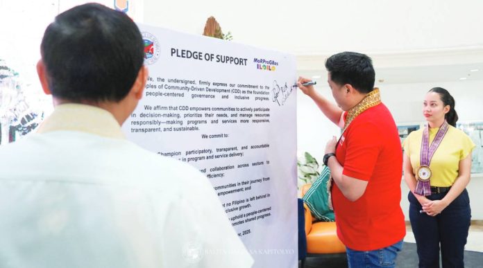 Department of Social Welfare and Development (DSWD) secretary Rex Gatchalian signs the pledge of support during the launch of Iloilo’s first Community-Driven Development (CDD) Day at the provincial capitol. The annual observance, to be held every third Wednesday of September, affirms the province’s commitment to participatory governance, inclusive growth, and community empowerment. PHOTO FROM BALITA HALIN SA KAPITOLYO