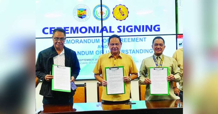 neljoy environment copy_superimposed Iloilo’s Gov. Arthur Defensor Jr. (center) seals partnerships with West Visayas State University – College of Agriculture and Forestry (represented by Dr. Joel Araquil Sr., left) and Central Philippine University (represented by Dr. Ernest Howard Dagohoy, right) through the signing of agreements on environmental conservation projects at the Iloilo Provincial Capitol. BALITA HALIN SA KAPITOLYO PHOTO