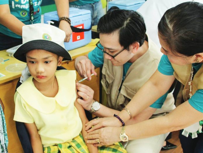 neljoy parents This year, Department of Health – Region 6 targets to vaccinate 62,843 Grade 1 pupils with measles-rubella (MR) and tetanus-diphtheria (TD) vaccines; 84,142 Grade 7 students with MR and TD shots; and 38,612 Grade 4 female learners with the human papillomavirus (HPV) vaccine to prevent cervical cancer. DOH-6 PHOTO