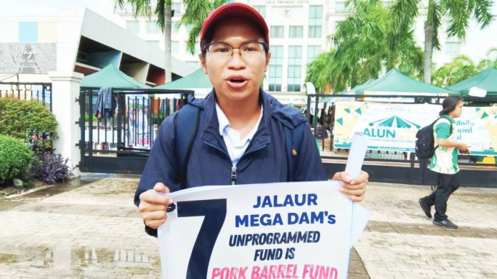 neljoy spending Jalaur River for the People’s Movement spokesperson Arlie Bosque voices strong opposition to the Jalaur mega dam project during a protest in Iloilo City, stressing, “Our call extends beyond merely reviewing the dam project; it’s a plea to prioritize public welfare, especially in education and health, over infrastructural projects that serve to deepen corruption.” NELJOY N. GALIGAO /PN