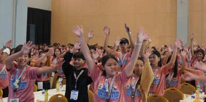 neljoy teen centers copy Students and mentors from Iloilo’s award-winning teen centers gather at the Iloilo Convention Center for the 2025 Provincial Teen Center Day, celebrating innovation and youth empowerment.” PHOTO FROM BALITA HALIN SA KAPITOLYO