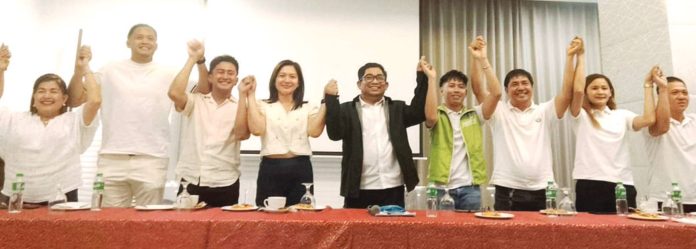 neljoy_Pavia_copy_resized Pavia, Iloilo’s Sangguniang Bayan member JP Peñol (fifth from right) raises hands with his slate “Team Da Best PCL Iloilo” as they present a united front ahead of the Philippine Councilors League (PCL) Iloilo Chapter election on September 12, 2025. Peñol is running for president. His vice president is Sangguniang Bayan member Christy Love Custodio-Margarico of Guimbal (sixth from right). NELJOY GLAIGAO/PN