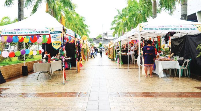 neljoy_alunsina_(2)_copy_resized Colorful regional booths featuring handmade crafts, local delicacies, and cultural displays draw crowds at the 2025 Alunsina: Kabuhayan Convention and Bazaar in Iloilo City, where Sustainable Livelihood Program beneficiaries from across the country showcase their products. PHOTO FROM BALITA HALIN SA KAPITOLYO