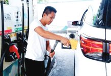 A gas station attendant refuels a vehicle in this undated photo. Oil companies on Monday, Sept. 15, said price of gasoline will increase by P0.10 per liter, diesel by P0.50 per liter, and kerosene by P0.10 per liter today, Sept. 16. PNA PHOTO BY BEN BRIONES