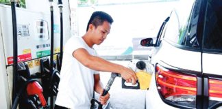 A gas station attendant refuels a vehicle in this undated photo. Oil companies on Monday, Sept. 15, said price of gasoline will increase by P0.10 per liter, diesel by P0.50 per liter, and kerosene by P0.10 per liter today, Sept. 16. PNA PHOTO BY BEN BRIONES