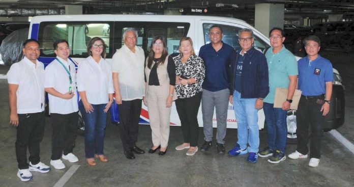 photo 1 PAGCOR Chairman and CEO Alejandro H. Tengco (4th from left) poses with the municipal mayors and representatives from the nine LGUs which received new Patient Transport Vehicles from PAGCOR.