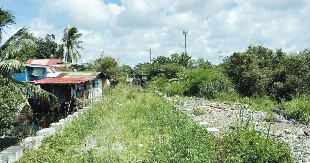 NO VISIBLE PROGRESS. Two flood mitigation projects worth ₱150 million each were supposed to be implemented along Mansaya-Budburan Creek in Lapuz district — but according to barangay officials, not even a single bamboo pole has been erected in the area.