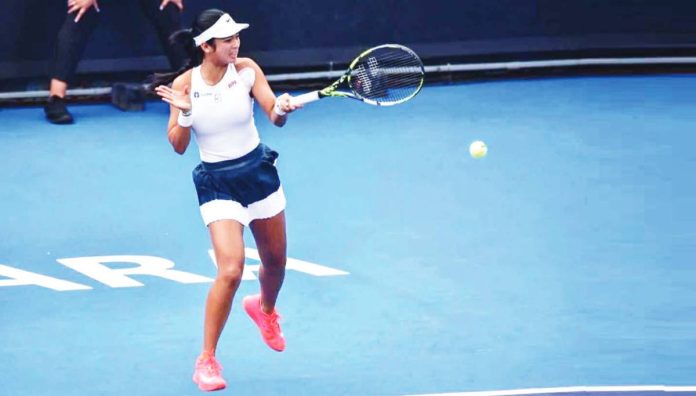 Filipina tennis star Alexandra Eala returns a shot by Hungary’s Panna Udvardy. FACEBOOK PHOTO