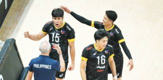 Alas Pilipinas head coach Angiolino Frigoni talks to his star hitter Marck Espejo. PHOTO COURTESY OF VOLLEYBALL PHILIPPINES