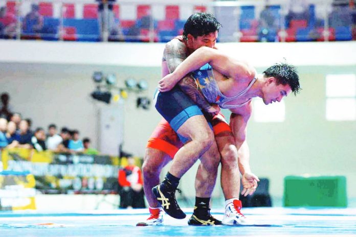 sports_Ancheta_resized Gabe Dinette (red shirt) tries to wrestle Jason Baucas during WAP’s national youth championships at the Tagaytay Combat Sports Center. PHOTO COURTESY OF JEBE GONZALES
