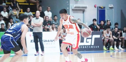 Basilan Viva Portmasters’ Emman Calo tries to blow past a Marikina Shoemasters’ defender. MPBL PHOTO