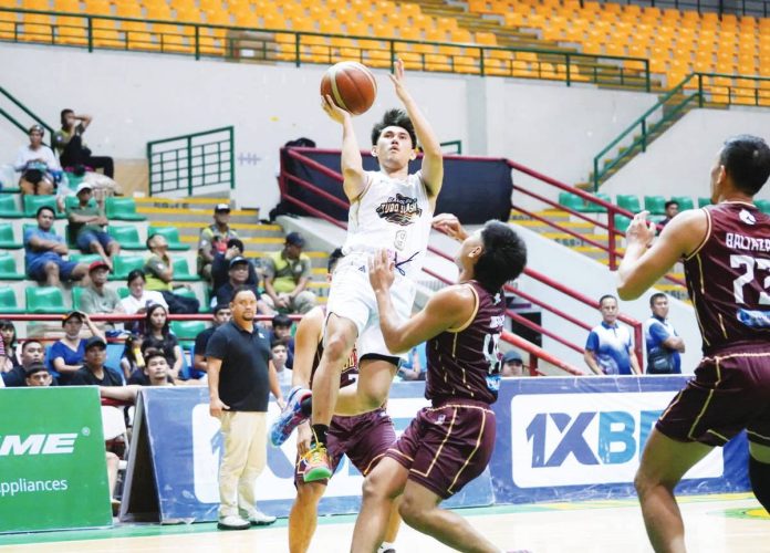 John Pastias guided Bacolod Tubo Slashers to a lopsided win over Manila Batang Quiapo. MPBL PHOTO