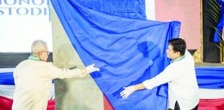 Danny Abellon-Elizalde (left) formally turns over the 1898 Philippine Revolutionary Flag to Antique Gov. Paolo S. Javier (right) during the “Pagtugyan” ceremony held on October 27 at the Patnongon Municipal Covered Court, symbolizing the official transfer of the historic banner’s custodianship from the Abellon family to the Province of Antique. PROVINCE OF ANTIQUE PHOTO