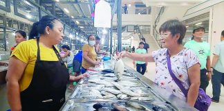 Felly Cabrillos (right), a long-time market patron, said shopping has become “comfortable and enjoyable” after decades of enduring the old setup: “Nami ang Central Market subong kay tam-an ka limpyo, tanan arranged by section. Kun diri sa dalom isdaan, isdaan ka lang. Sa pihak ang karne kag poultry. Lain gid sa ya kaysa sa iba nga market.”