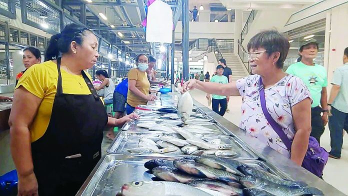 Felly Cabrillos (right), a long-time market patron, said shopping has become “comfortable and enjoyable” after decades of enduring the old setup: “Nami ang Central Market subong kay tam-an ka limpyo, tanan arranged by section. Kun diri sa dalom isdaan, isdaan ka lang. Sa pihak ang karne kag poultry. Lain gid sa ya kaysa sa iba nga market.”