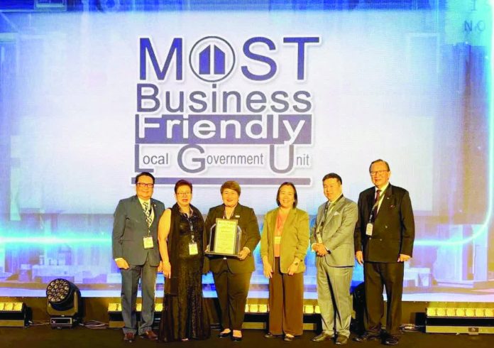 Dr. Frances Mae Llamas of the Bacolod City Department of Local Economic Development and Investment Promotions and City Budget Officer Imelda Williams received a Special Citation for Most Business-Friendly LGU on behalf of the city government during the 51st Philippine Business Conference and Expo held on October 20 at the SMX Convention Center in Pasay City. MAYOR GREG GASATAYA FB PHOTO