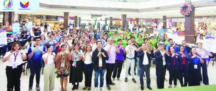 DMW support_compressed The National Reintegration Network Caravan of the Department of Migrant Workers Region 6, in collaboration with 15 partner agencies, brought various services designed to address the needs of returning OFWs in Capiz on Oct. 15. DMW-6 PHOTO