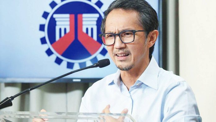 DPWH copy “Madaling i-establish ‘yung accountability at liability kasi ghost nga… Hindi na mahaba ‘yung case build-up. Hopefully mas mabilis tayo makapag-file ng kaso,” says Secretary Vince Dizon of the Department of Public Works and Highways. INQUIRER/ MARIANNE BERMUDEZ