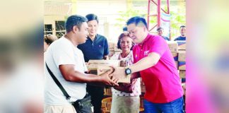 Social Welfare and Development (DSWD) Secretary Rex Gatchalian and Roxas City Mayor Ronnie Dadivas personally lead the distribution of Family Food Packs to families affected by Tropical Storm “Ramil” in Barangay Tiza, Roxas City, Capiz, on Oct. 21. MAYOR RONNIE DADIVAS FB PHOTO