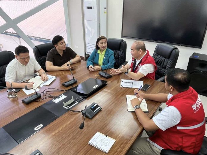 DSWD_asec_visits_Capiz_resized_compressed Department of Social Welfare and Development (DSWD) Assistant Secretary for Regional Operations Paul Ledesma meets with DSWD Region 6 officials before visiting and assessing areas in Capiz affected by Tropical Storm “Ramil” on Oct. 29, 2025. DSWD-6 PHOTO