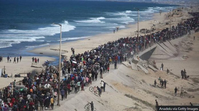 Gaza Hundreds of Palestinians made their way up to the north of the Gaza Strip on foot. GETTY IMAGES