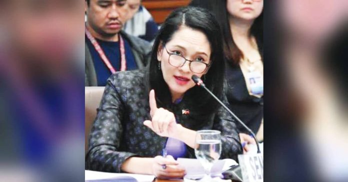 Hontiveros slams copy_superimposed “Huwag maniwala sa fake news at maling information. Lahat ng iminungkahi kong amyenda sa budget ay dumaan sa tamang proseso at inaprubahan ng Senate,” says Sen. Risa Hontiveros.