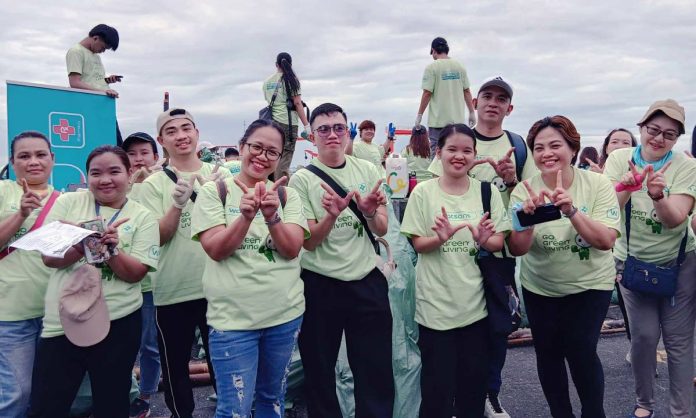 ICC_01 Watsons employee volunteers join the International Coastal Clean-Up, showing their commitment to protecting the environment and promoting a cleaner, healthier planet.