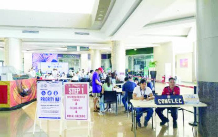Mobile registration copy_compressed Residents line up at a mall in Iloilo City for the Commission on Elections’ off-site voter registration. The poll body launched its mobile registration drive to enlist around 20,000 new voters for the 2026 barangay and Sangguniang Kabataan elections, bringing services closer to barangays, schools, and commercial centers. COMELEC ILOILO CITY PHOTO