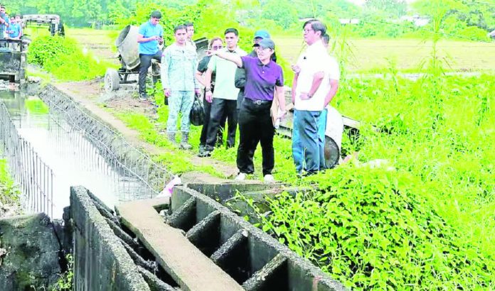 PBBM_orders_copy_resized_compressed President Ferdinand Marcos Jr. inspects one of the first “ghost” flood control projects that he has personally seen during a visit to Barangy Piel in Baliuag, Bulacan, on Aug. 20. Aside from nonexistent or unfinished public works projects he says the government also was spending for overpriced construction materials. MARIANNE BERMUDEZ, PHILIPPINE DAILY INQUIRER