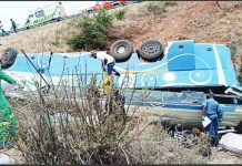 Forty-two killed as bus crashes on South Africa mountain pass This blue and white bus, carrying Malawian and Zimbabwean nationals, is seen on its roof just off the N1 highway after tumbling down. BBC
