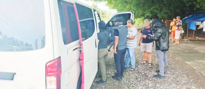 colorum_vans_copy_resized Personnel of the Land Transportation Office apprehended six colorum vans in Bacolod City and Negros Occidental during their “All-Out War” operation against illegal public transport. PHOTO COURTESY OF LTO-6 DIGITAL/FACEBOOK PHOTO