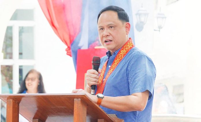Gov. Arthur Defensor Jr. expressed alarm over the long-delayed Aganan Flyover in Pavia town, saying that Iloilo can no longer wait. “We join any call to fast-track the implementation or completion of the project. Importante nga maubra nila sang husto. Muna ginaduso naton, nga may nagakaigo nga budget para matapos na,” he said. BALITA HALIN SA KAPITOLYO PHOTO
