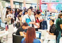 Job seekers queue up at the 123rd Labor Day Job Fair at a mall in Iloilo City on May 1, 2025. Data from the Philippine Statistics Authority showed that the number of employed Filipinos increased to 50.10 million in August this year from 46.05 million in July. AJ PALCULLO/PN