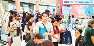 Job seekers queue up at the 123rd Labor Day Job Fair at a mall in Iloilo City on May 1, 2025. Data from the Philippine Statistics Authority showed that the number of employed Filipinos increased to 50.10 million in August this year from 46.05 million in July. AJ PALCULLO/PN