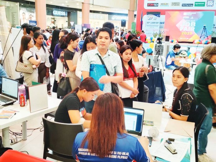 employed_filipinos_resized Job seekers queue up at the 123rd Labor Day Job Fair at a mall in Iloilo City on May 1, 2025. Data from the Philippine Statistics Authority showed that the number of employed Filipinos increased to 50.10 million in August this year from 46.05 million in July. AJ PALCULLO/PN