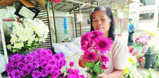 For Mary Grace Quintar, flower vending isn’t merely an income source — it’s a legacy: “Nag umpisa kami sa plaza, kada okasyon, kada Valentines o pista minatay. Naandan na ni namon nga kada tuig mabaligya.”