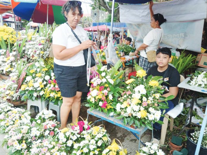 Flowers flood around Bacolod plaza two days before Undas. ERWIN DELILAN PHOTO