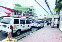 ‘BLUE TAXI’ ENTRY SPARKS UPROAR: Concerns raised over Iloilo’s transport balance and protection for homegrown taxi operators ILONGGO DRIVERS ON EDGE. The looming rollout of “blue taxi” units in Iloilo City has local taxi operators and drivers worried about losing passengers. Photo shows taxi units waiting for passengers in front of a hospital on E. Lopez Street, Jaro, Iloilo City, on Monday afternoon, Oct. 27, 2025. MAI LADIAO/PN