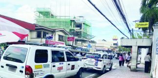ILONGGO DRIVERS ON EDGE. The looming rollout of “blue taxi” units in Iloilo City has local taxi operators and drivers worried about losing passengers. Photo shows taxi units waiting for passengers in front of a hospital on E. Lopez Street, Jaro, Iloilo City, on Monday afternoon, Oct. 27, 2025. MAI LADIAO/PN