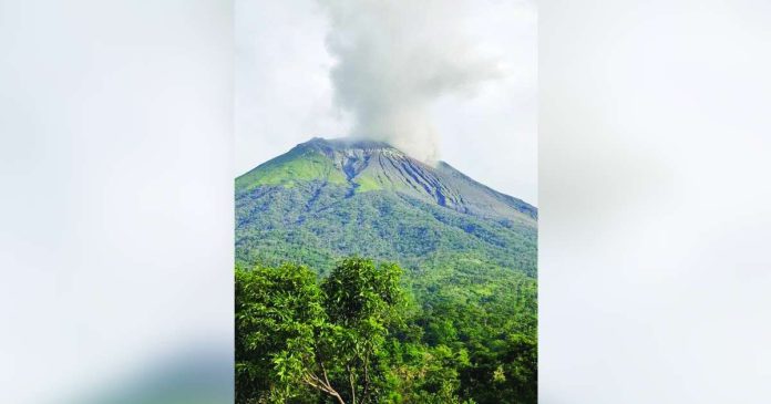 kanlaon copy_superimposed Mount Kanlaon emits ash from 6:47 a.m. to 7:17 a.m. on Sunday, October 12, 2025. Photo shows the volcano as seen from Sitio Old Fabrica, Barangay Cabagnaan, La Castellana, Negros Occidental past 6 a.m. on Sunday. LANIE PAGADOR PHOTO