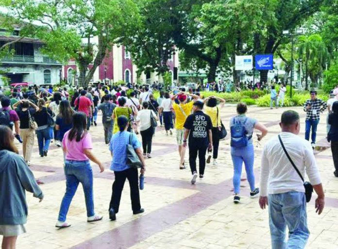 mai city drill City government employees and clients evacuate the Iloilo City Hall grounds during a citywide earthquake drill on October 17, as part of efforts to strengthen disaster preparedness and coordination. Human Resource Management Office Facebook page