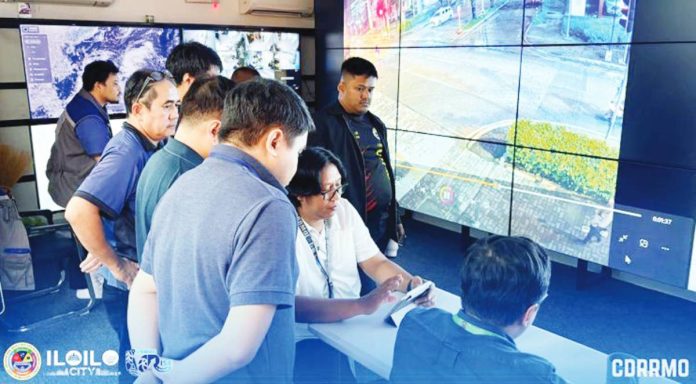 City Disaster Risk Reduction and Management Office personnel closely monitor possible quake impacts in Iloilo City through real-time surveillance feeds at the ICARE Mandurriao operations center. MA. THERESA LADIAO/PN