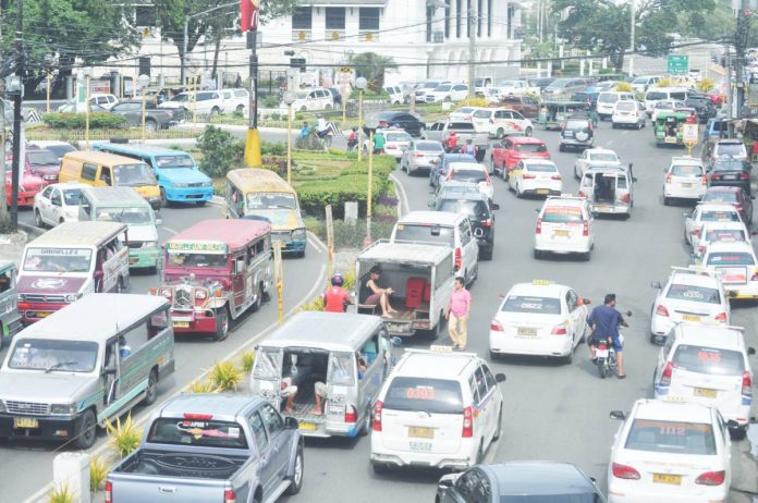 mai transport Iloilo City grapples with daily congestion, underscoring the need for modern and sustainable transport solutions — a gap the ongoing P30-million Swedish-funded feasibility study for an Electric Bus Rapid Transit (EBRT) system aims to address. It seeks to integrate existing jeepney, bus, and ferry routes into a unified, cleaner, and more efficient public transport network. Photo shows jeepneys, taxis, and private vehicles crowd Bonifacio Drive, a major roundabout in Iloilo City’s downtown area.